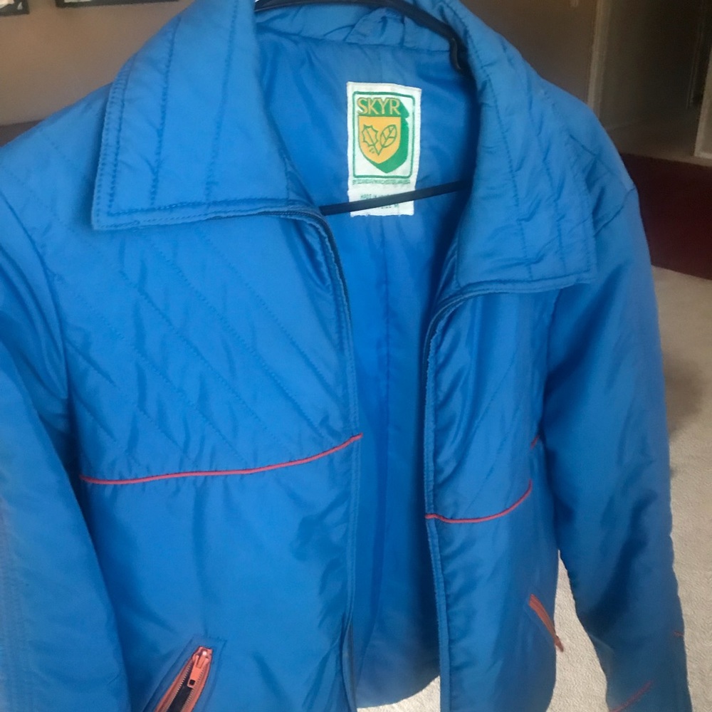 Vintage ski jacket. Zippers work no stains.